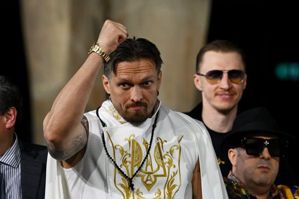 Усик начал переговоры со следующим соперником после отказа от чемпионских поясов