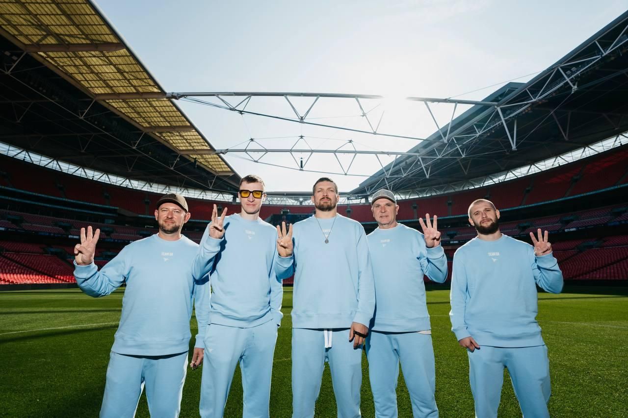 Александр Усик (в центре) / Usyk17
