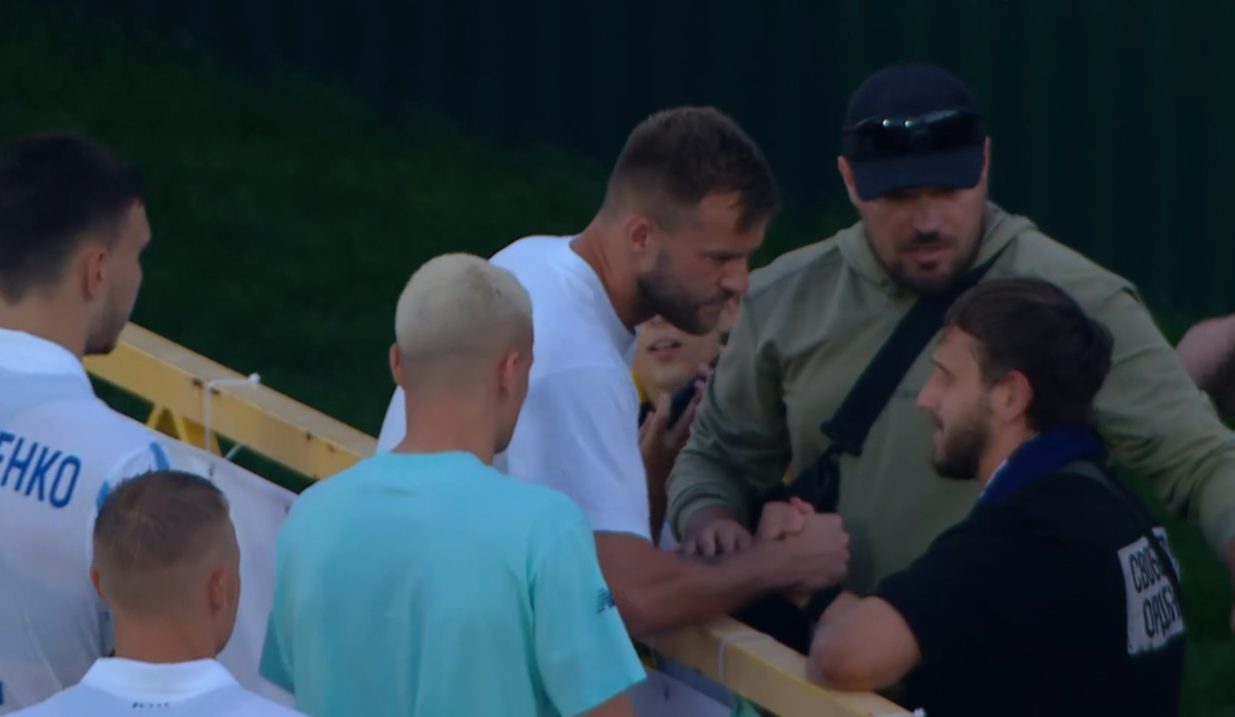 Ярмоленко с болельщиками / Скриншот