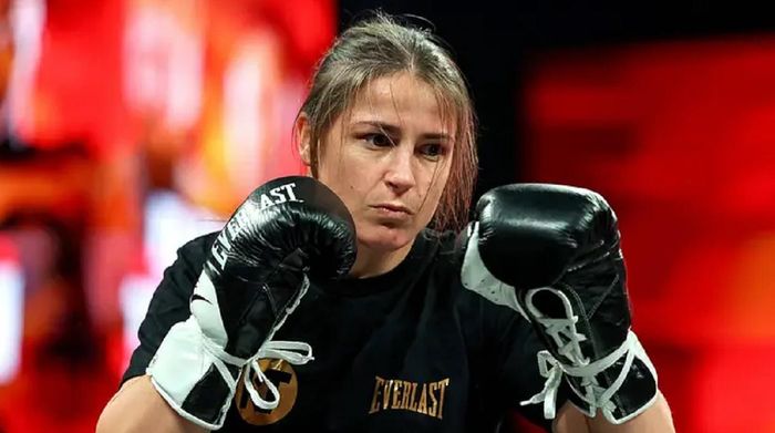 Легендарная боксерка в третий раз стала абсолютной чемпионкой мира и завершила карьеру после этого боя (ВИДЕО)