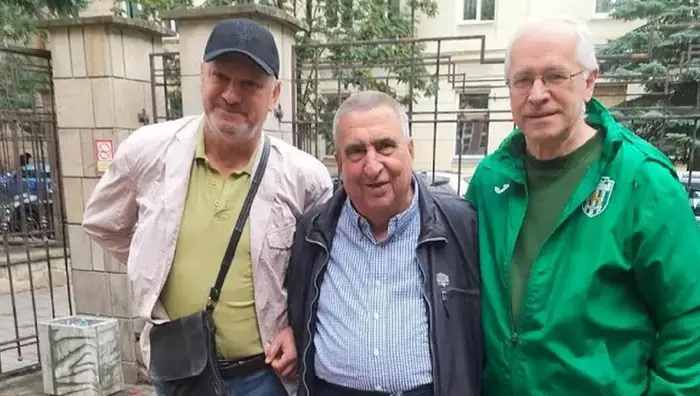 "З кимось посварився – вже зуби вибив": один з найвідоміших рекетирів 90-х займався футболом у легенди Карпат "З кимось посварився – вже зуби вибив": один з найвідоміших рекетирів 90-х займався футболом у легенди Карпат