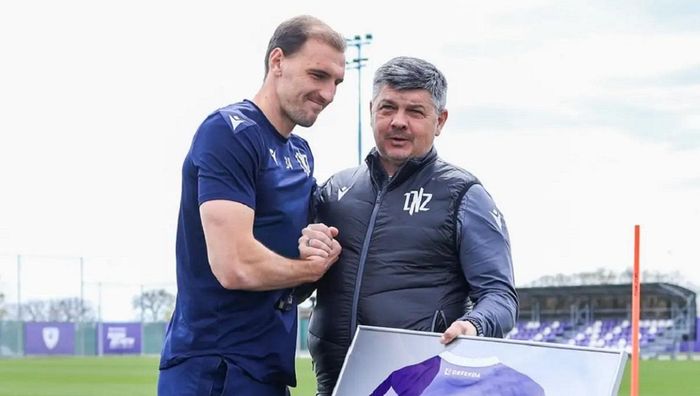 Капітан ЛНЗ пояснив резонансну червону після удару в обличчя гравця Шахтаря Капітан ЛНЗ пояснив резонансну червону після удару в обличчя гравця Шахтаря
