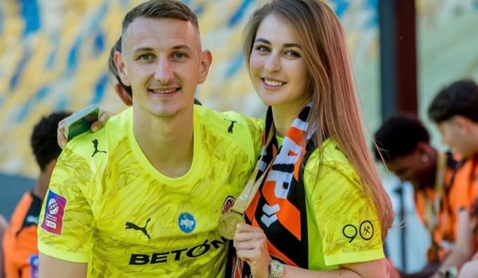 Жена Ризника резко ответила на критику после его роковой ошибки в матче Украина – Северная Ирландия