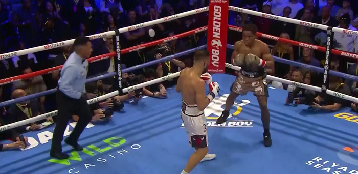 Непобедимый боксер оказался в нокдауне, но стал чемпионом мира по версии WBA